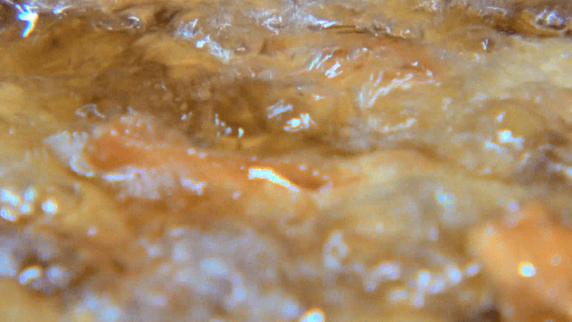 뜨거운 기름에 튀겨지는 만두 튀김들