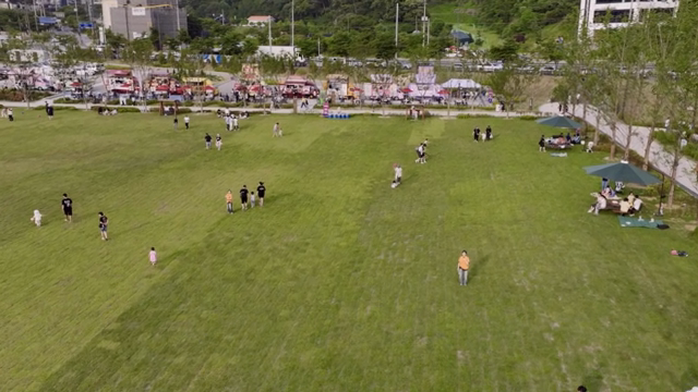 A park with people and food trucks