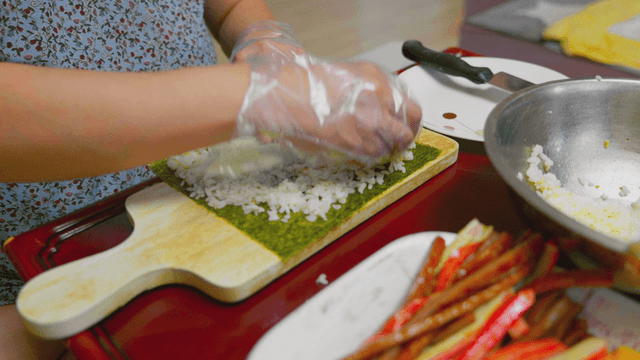 김밥을 김과 밥으로 준비하는 모습
