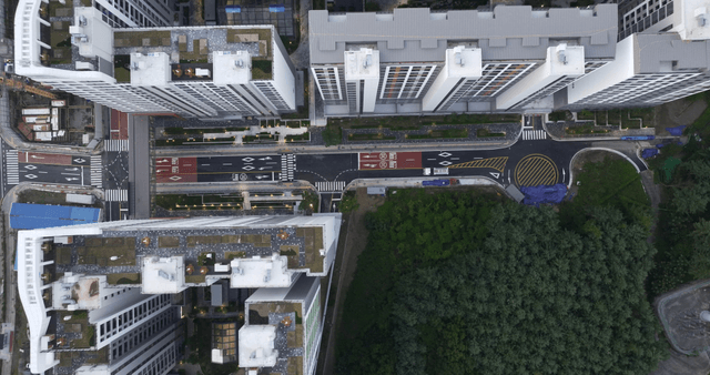 숲과 도로가 있는 고층 아파트 단지