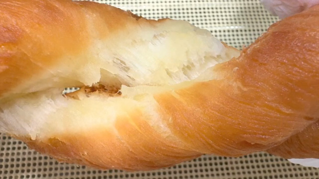 꽈배기 도넛을 찢는 장면