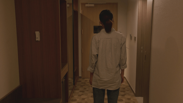 Back of a woman looking at the hotel entrance