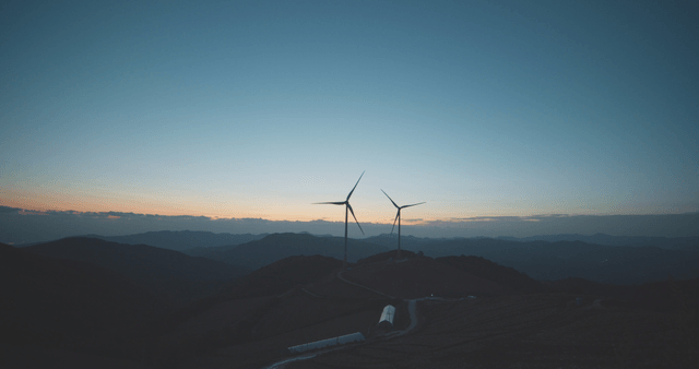 언덕 위의 일출 풍력 터빈