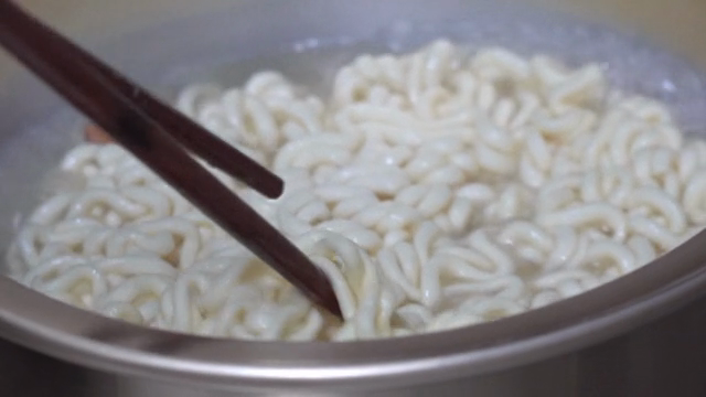 냄비에서 즉석 라면 요리