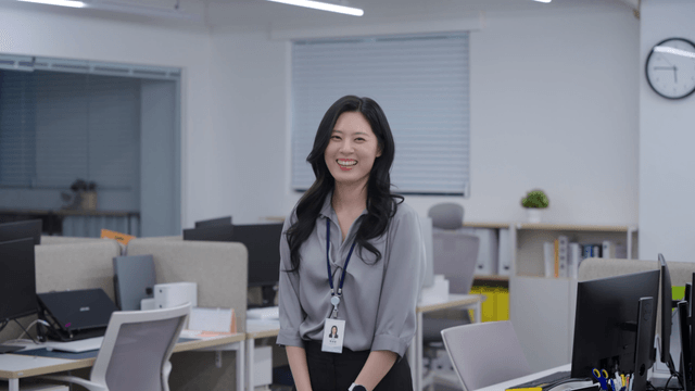 현대 사무실에서 미소 짓는 직장인