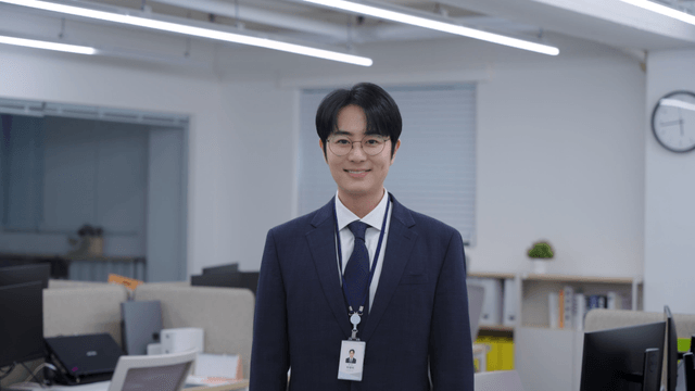 사무실에서 미소 짓는 직장인