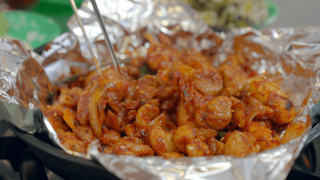 Spicy stir-fried small intestines wrapped in foil