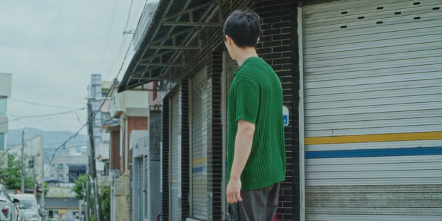 가게 앞에서 두리번 거리는 남자