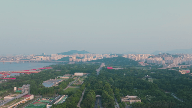 Green park between Han River and Seoul city
