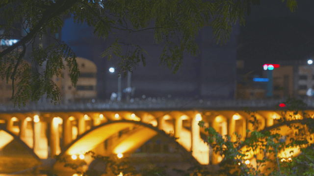 도시 불빛이 있는 다리의 야경