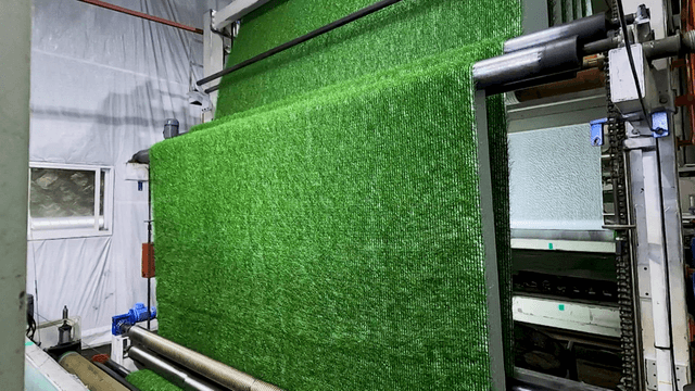 Artificial turf production machine operating continuously