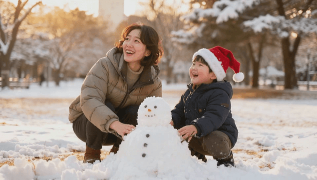 겨울에 눈사람을 만드는 엄마와 아이