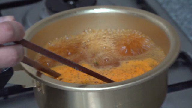 가스레인지에서 냄비에 라면 끓이기