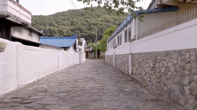 A quiet alley with mural paintings