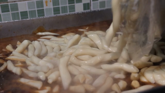 팬에서 조리되는 떡볶이