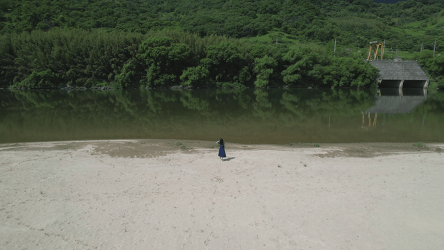 모래 강변을 걷는 여성