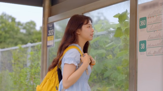 버스 노선을 확인하는 젊은 여성