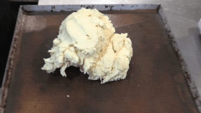 베이킹 트레이 위의 준비되는 빵 반죽