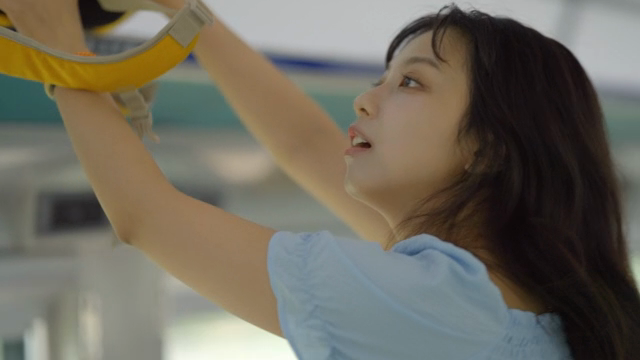기차에서 가방을 올려놓는 여성