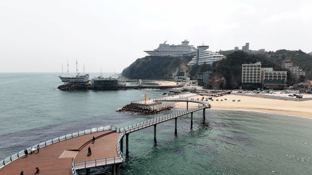 Coast with a cruise ship hotel