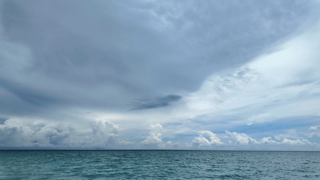 구름 낀 하늘 아래 광활한 바다