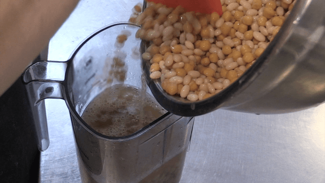 믹서기에 콩을 붓는 장면