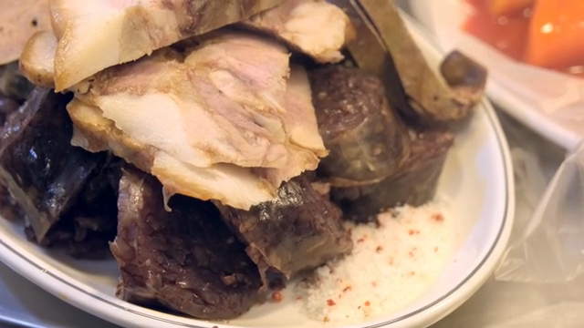 접시에 담긴 순대와 수육 한 접시