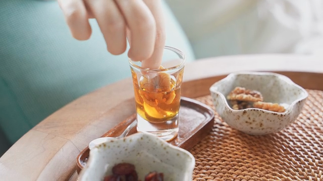 호두를 꿀에 찍는 손