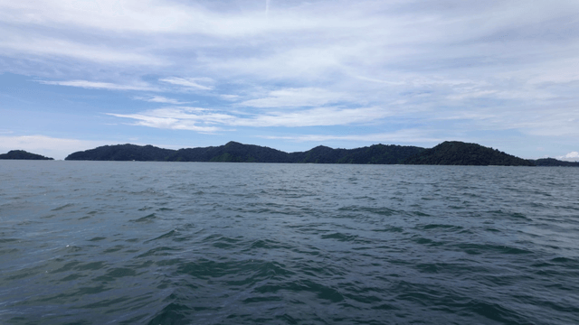 멀리 섬이 보이는 잔잔한 바다