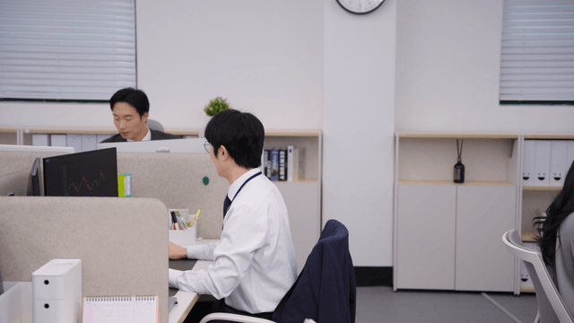 부장님께 서류 결재 받는 직장인들