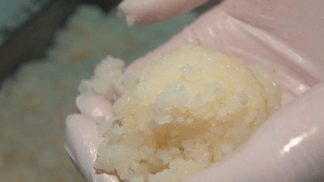 다진 당면들을 뭉치는 작업