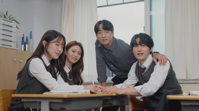 Teacher giving advice to students during a group meeting