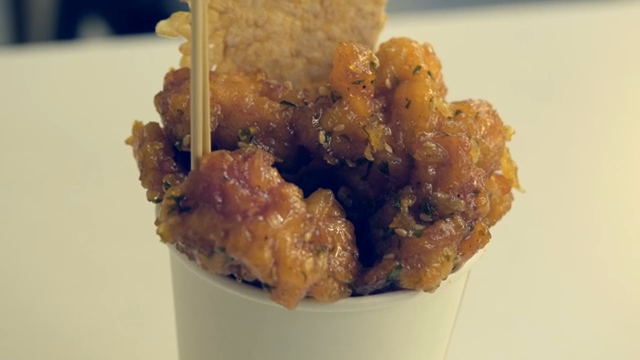 컵에 담긴 한국식 치킨