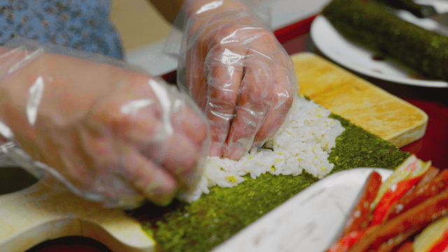 김밥을 김과 밥으로 준비하는 모습