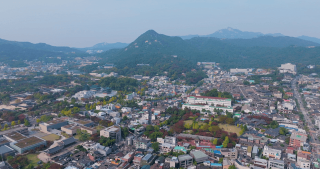 산을 배경으로 펼쳐진 조용한 마을 전경