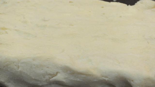 트레이 위에 준비된 맨들한 반죽