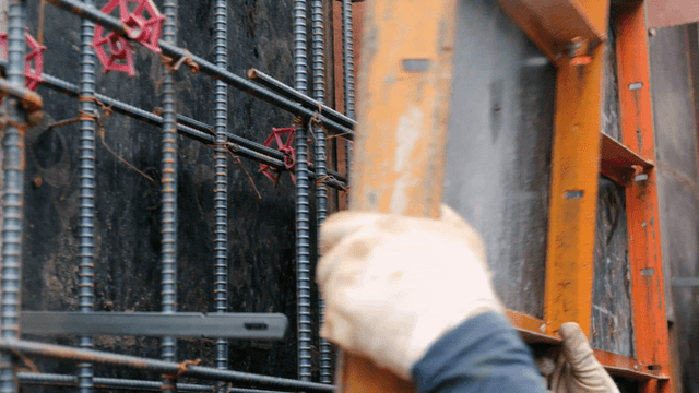 가금속 프레임을 조립하는 건설 노동자