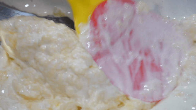 커스터드 크림을 만드는 빨간 주걱