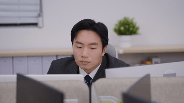 컴퓨터 화면에 집중하는 사무직원