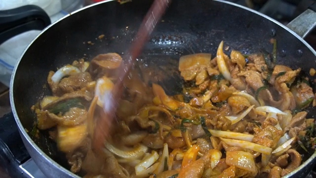 매운 양념에 야채와 함께 볶는 돼지고기