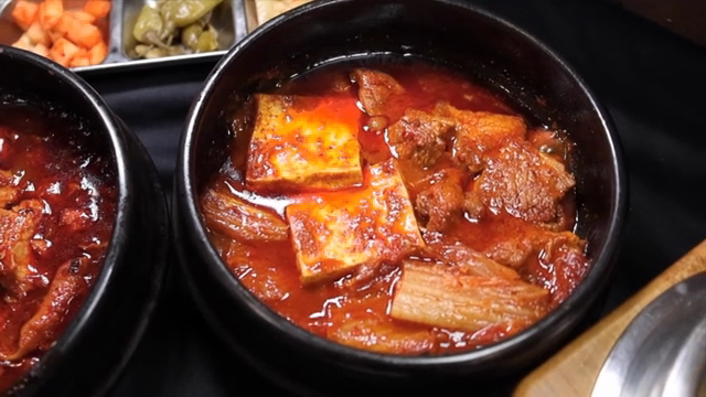Spicy braised chicken and braised kimchi in a hot pot