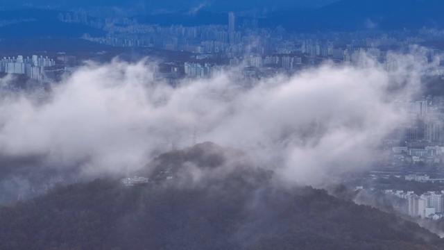 산 위로 구름이 있는 도시 스카이라인