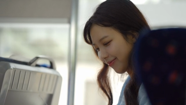 기차 여행을 즐기는 여성