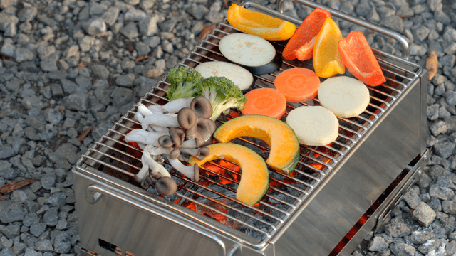 휴대용 그릴에 굽는 채소