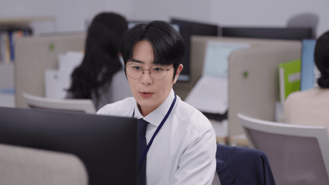 업무에 집중하는 사무실 직원