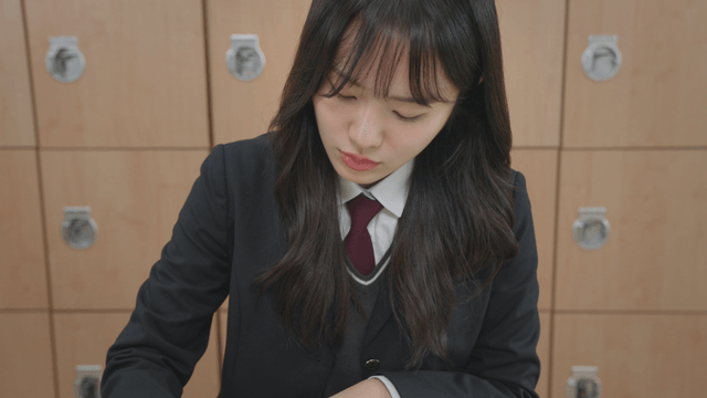 교실에서 책상에 앉아 공부하는 학생