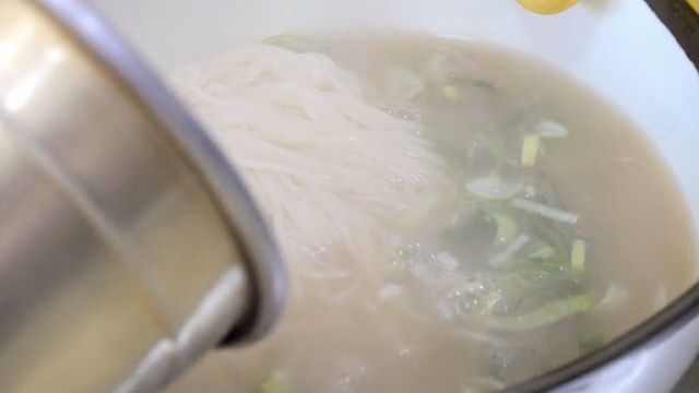 국물을 붓는 잔치국수