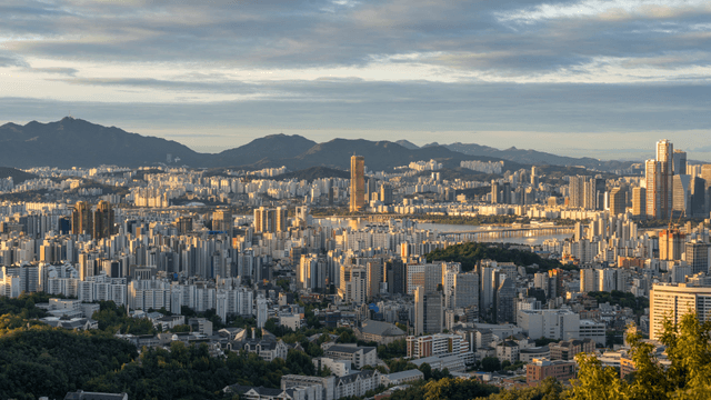밤에서 낮으로 바뀌는 도심
