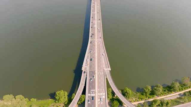 Bridge over the Han River connecting the city center