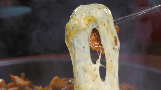 Cheese stir-fried chicken with stretching melted cheese